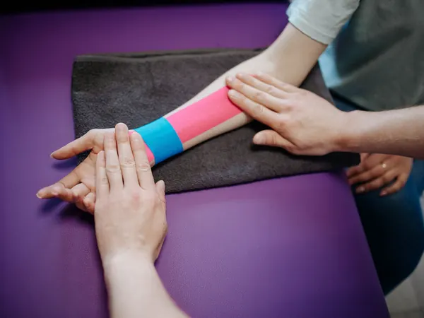 Aplicación de vendaje neuromuscular en un antebrazo